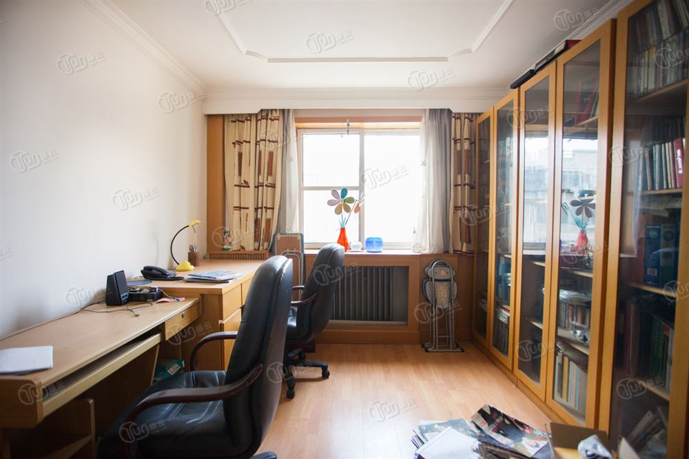 长华里 3室1厅1卫 主卧朝南 客厅带阳台