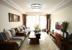 保证充足的采光。厨房紧邻餐厅，