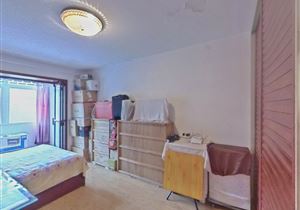 低楼层带阳台，朝东向，带厅，私产。